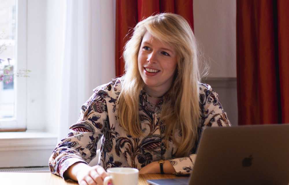 Alexandra Iedema aan het werk